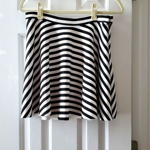 Black and White size L Abercrombie & Fitch short skirt